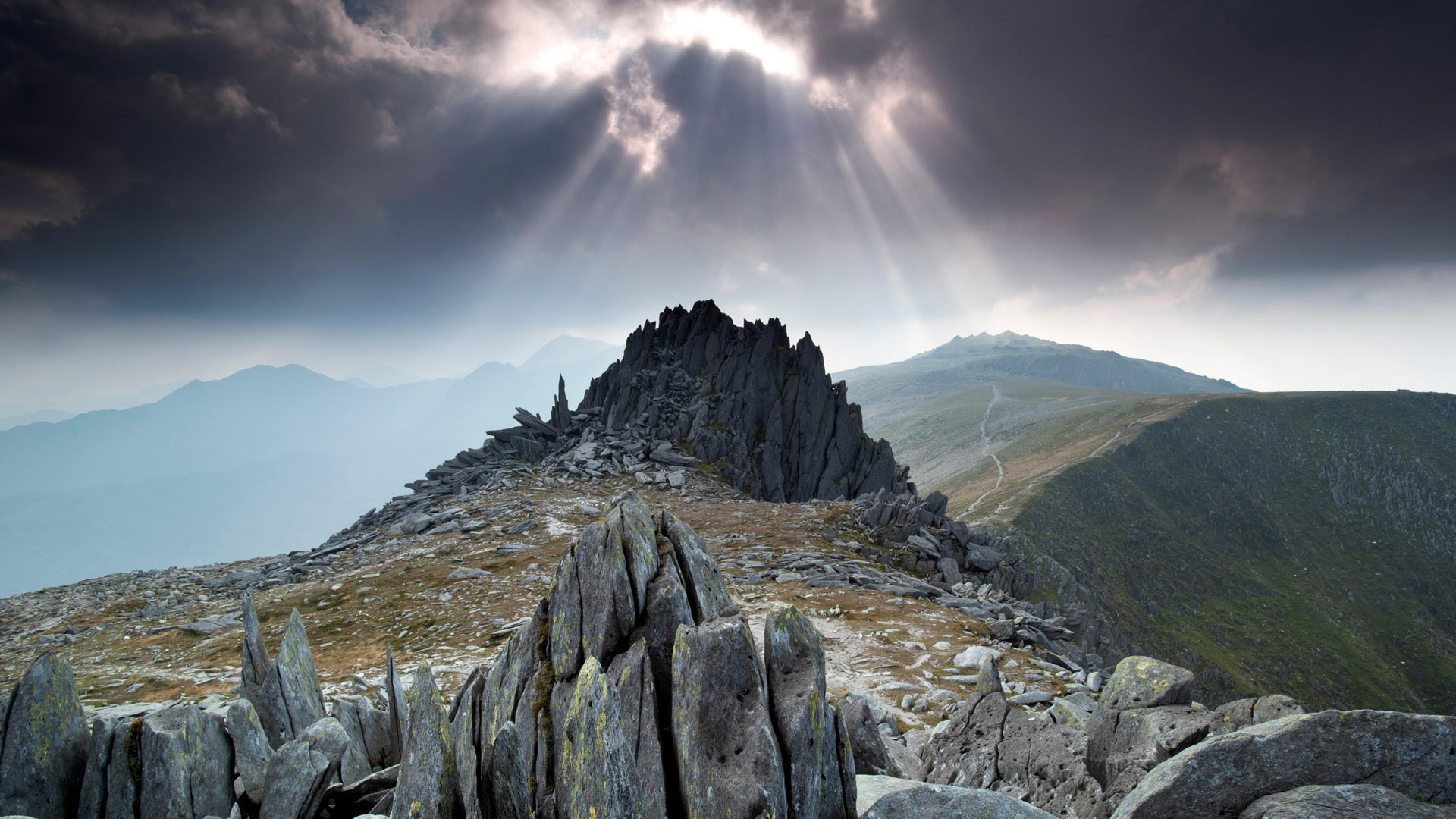 必应壁纸:Castell y Gwynt，格莱德法赫山，雪墩山国家公园，英国北威尔士 (© Alan Novelli/Alamy Stock Photo)