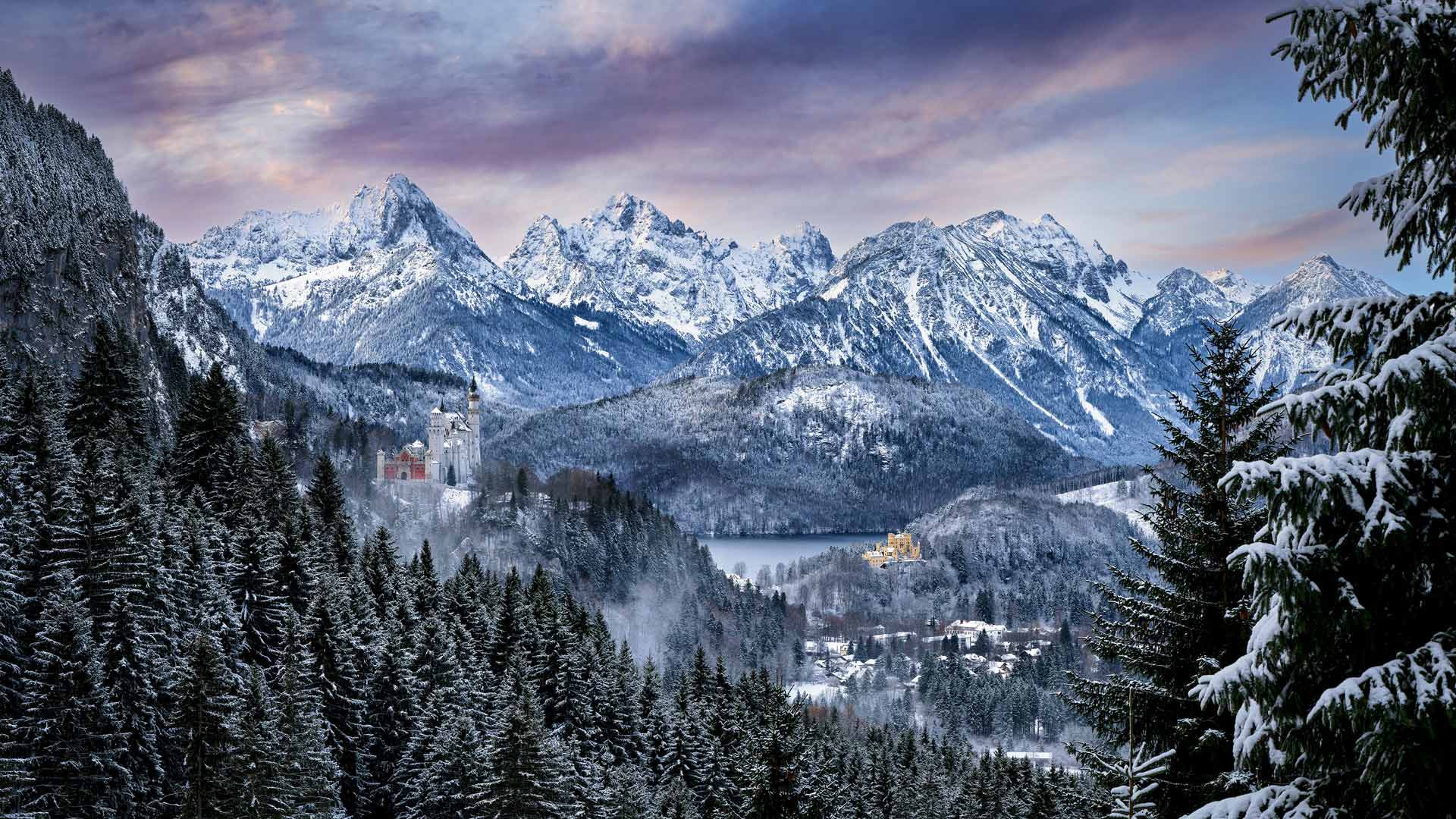 必应壁纸:天鹅堡和旧天鹅堡，巴伐利亚阿尔卑斯山，德国 (© Harald Nachtmann/Getty Images)