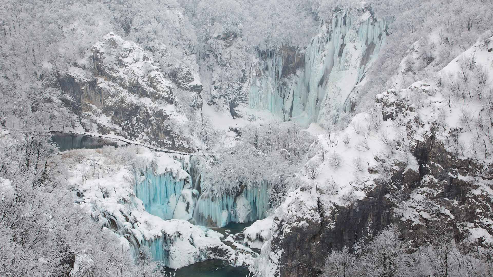 必应壁纸:十六湖国家公园，克罗地亚 (© Massimo_S8/Getty Images)