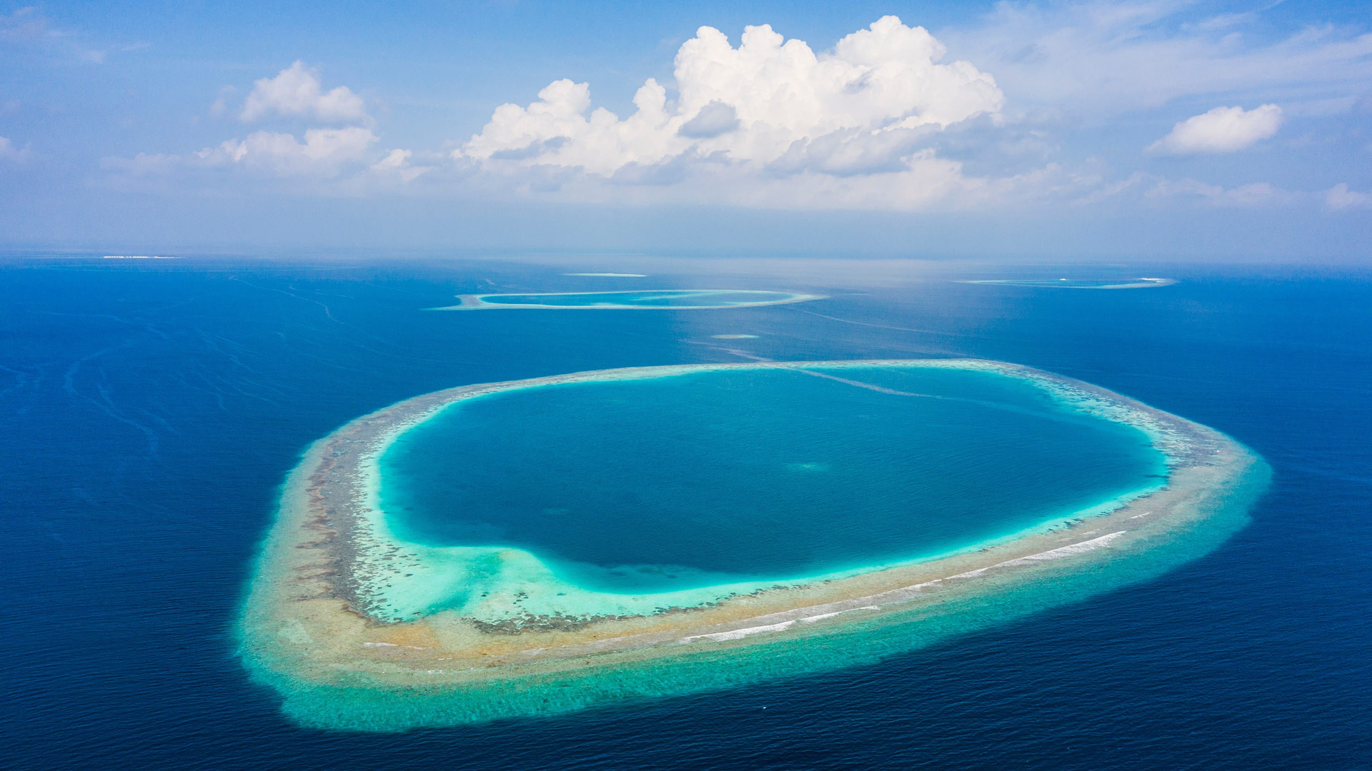 必应壁纸:印度洋的环礁，马尔代夫 (© Amazing Aerial Premium/Shutterstock)