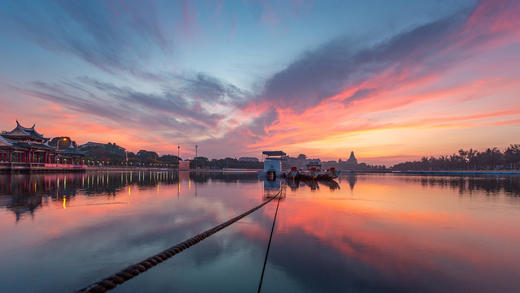 龙舟池日出，集美区，厦门，中国 (© outcast85/Getty images)_必应壁纸