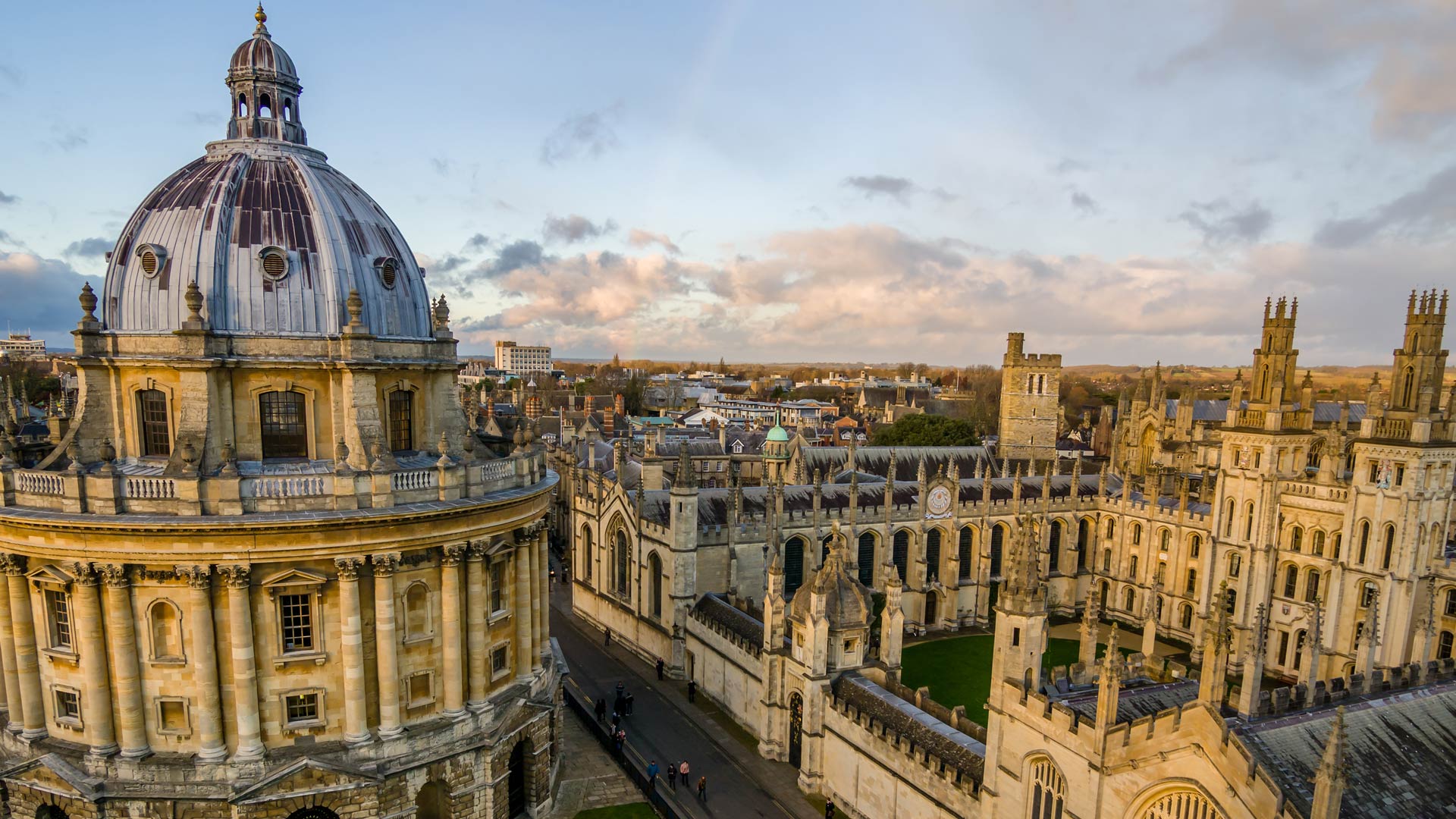 必应壁纸:英国拉德克里夫图书馆和万灵学院，牛津大学，英格兰 (© atiger/Shutterstock)