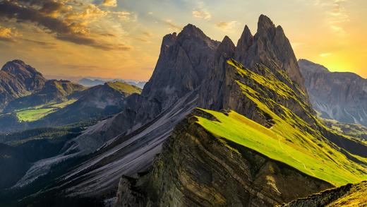 塞切达，多洛米蒂山脉的山峰，南蒂罗尔，意大利 (© Kalyakan/Adobe Stock)_必应壁纸